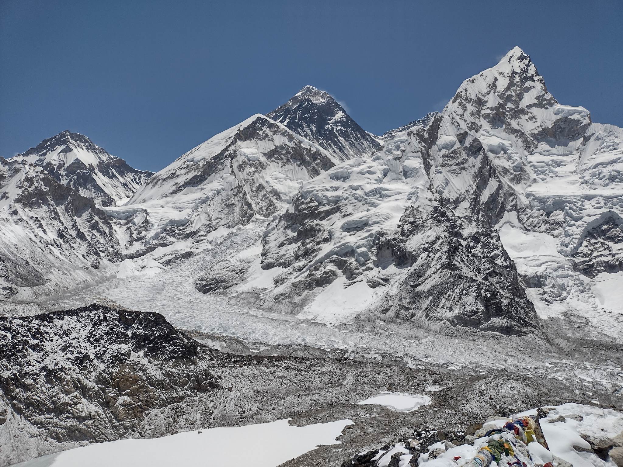 A Mount Everest, a Lhotse és a Nuptse az 5550 méter magas Kala Patthar-hegy csúcsáról